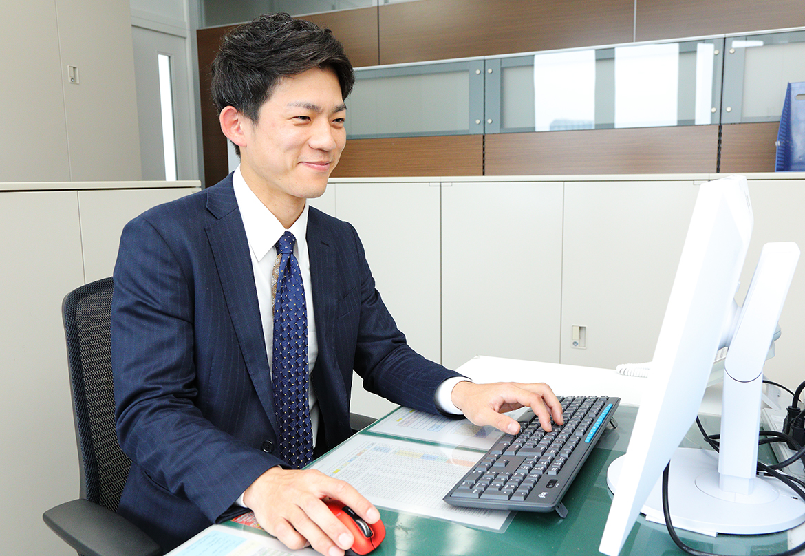 入社後の半年間は内勤で仕事の基礎を習得！<br />
しっかり学んでからデビューできる
